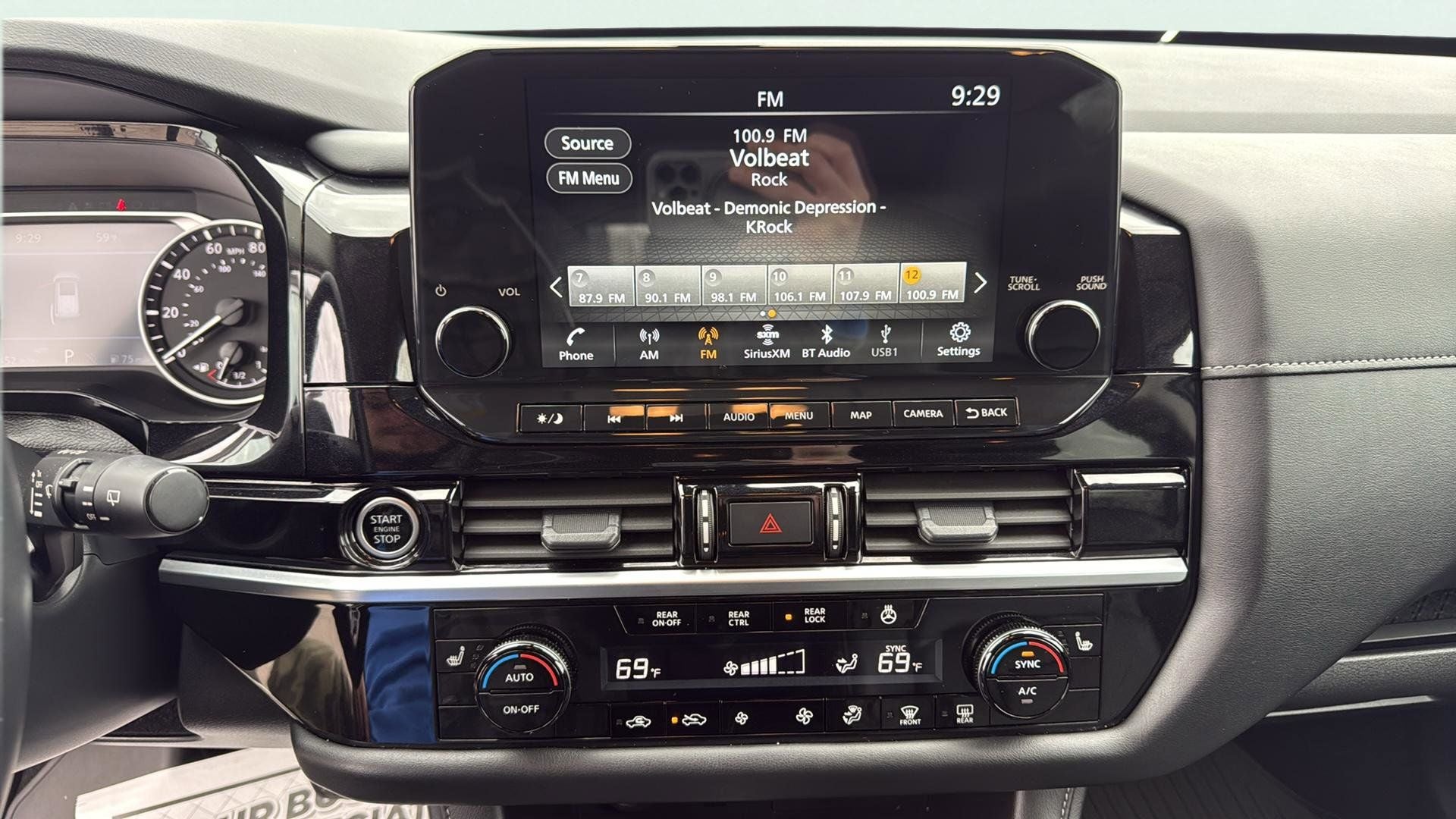 2024 Nissan Pathfinder SL