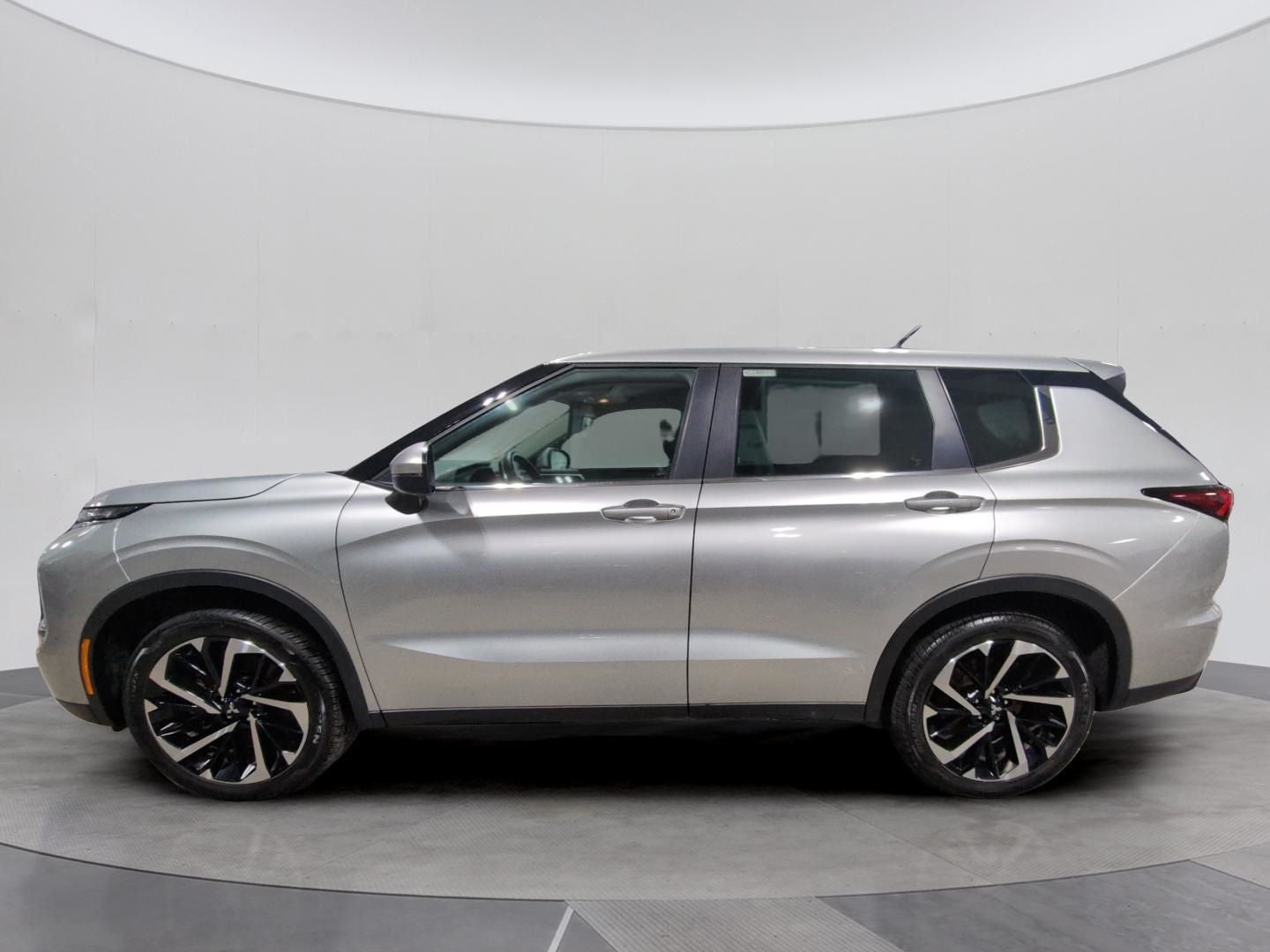 2022 Mitsubishi Outlander ES