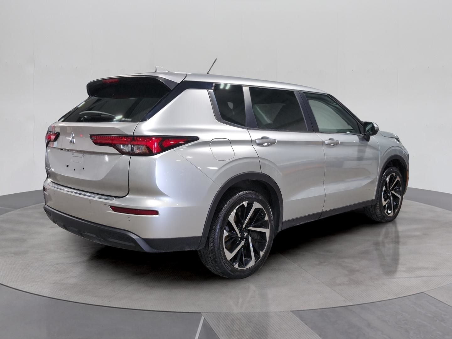 2022 Mitsubishi Outlander ES